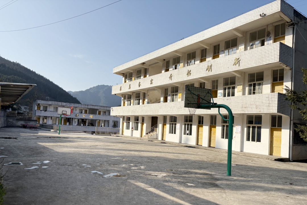 爱心温暖情 共助少年梦 | 南方网通集团赴叙永县群英村小学开展公益助学捐赠活动(图3)