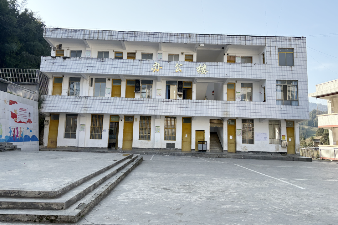 爱心温暖情 共助少年梦 | 南方网通集团赴叙永县群英村小学开展公益助学捐赠活动(图4)