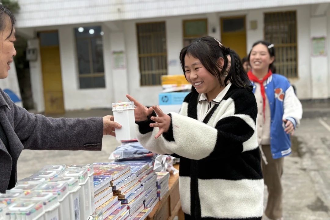 爱心温暖情 共助少年梦 | 南方网通集团赴叙永县群英村小学开展公益助学捐赠活动(图11)