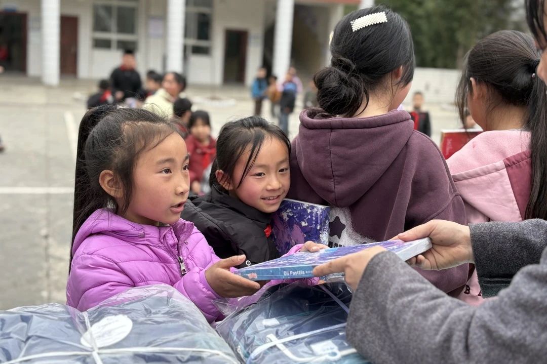爱心温暖情 共助少年梦 | 南方网通集团赴叙永县群英村小学开展公益助学捐赠活动(图12)