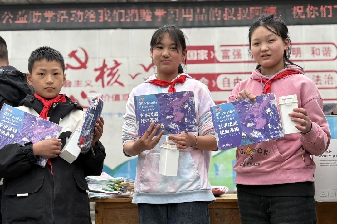 爱心温暖情 共助少年梦 | 南方网通集团赴叙永县群英村小学开展公益助学捐赠活动(图14)