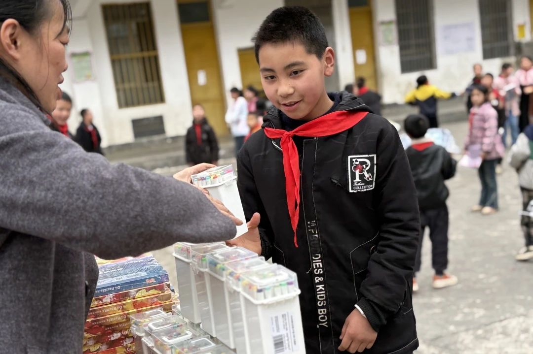 爱心温暖情 共助少年梦 | 南方网通集团赴叙永县群英村小学开展公益助学捐赠活动(图13)