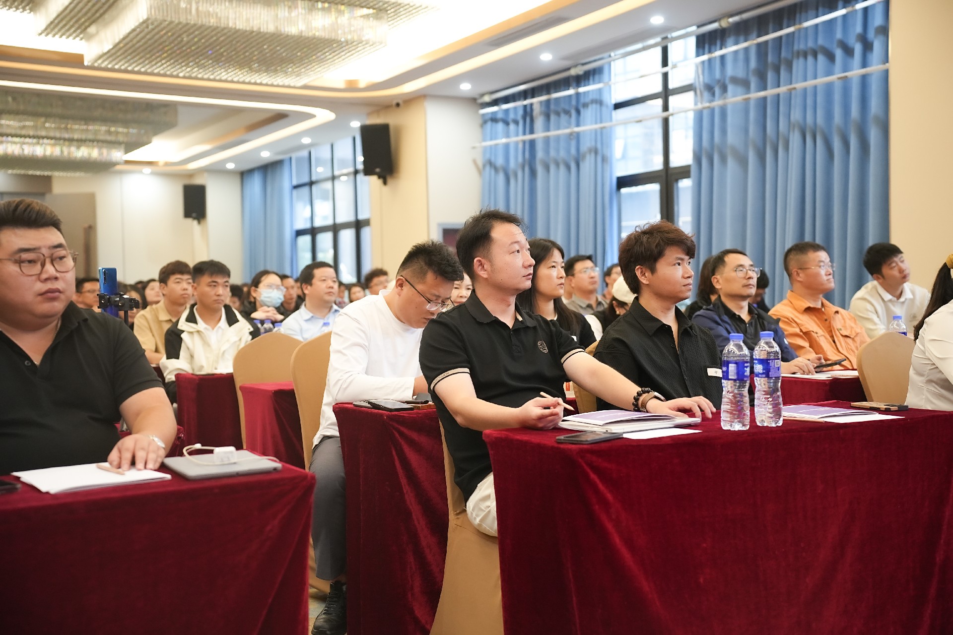 决胜AI时代！2025南方网通高层峰会--上海站圆满落幕！(图4)